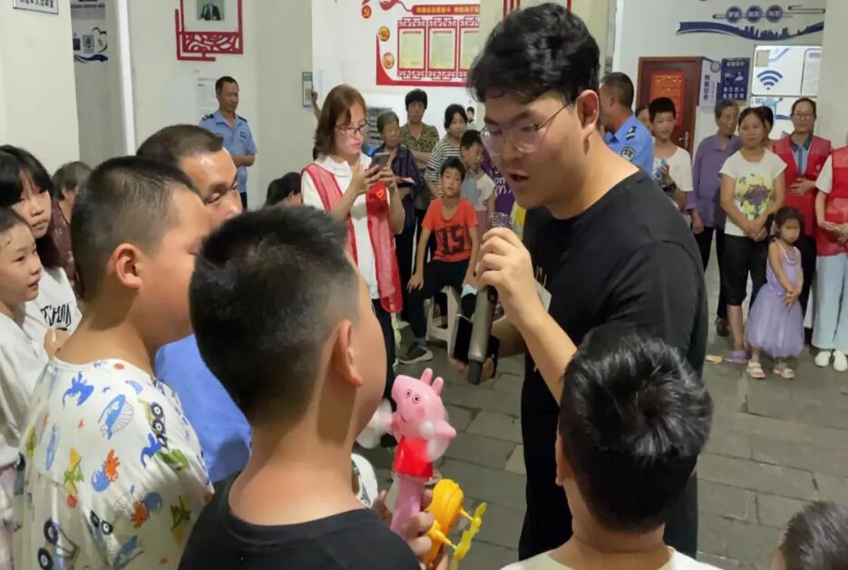 帮邻里乡亲守住“钱袋子”,大学生暑期返乡宣讲反电信诈骗 帮邻里乡亲守住“钱袋子”,大学生暑期返乡宣讲反电信诈骗